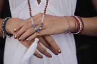 Náramek PANTAI - rubín, říční perla a stříbro.