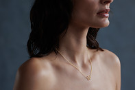 Stříbrný náhrdelník s písmenem "J"