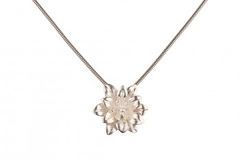 MANI PADMA - stříbrný náhrdelník s velkým lotosem, řetízek 42 cm