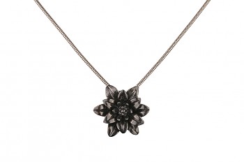 MANI PADMA - strieborný náhrdelník s veľkým lotosom, čierne ródium, retiazka 42 cm