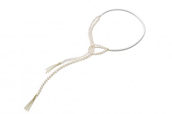 DIÓNÉ - Pozlacený náhrdelník, kaučuková trubička, řetízkový střapec, růženín, říční perla