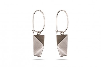 NOSHI Hanging Earrings - strieborné náušnice s čiernym trojuholníkom